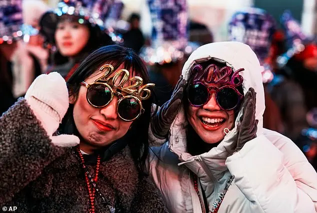 Times Square's New Year's Eve Celebration: Public Enthusiasm Amid Cold Weather and Social Media Frenzy