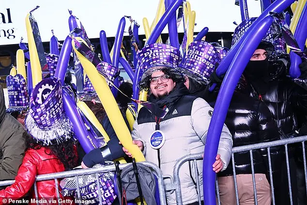 Times Square's New Year's Eve Celebration: Public Enthusiasm Amid Cold Weather and Social Media Frenzy