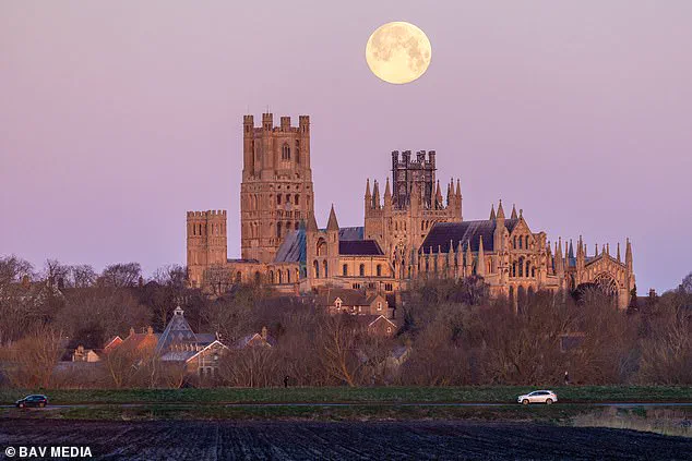 Sky-Watchers Around the Globe Captivated by the First Wolf Moon of 2026 as Supermoon Lights Up UK Skies