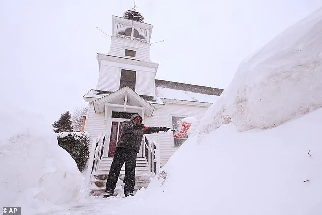 Historic New Hampshire Blizzard Leaves Boeing 767 with 200 ICE Detainees Stranded for 13 Hours